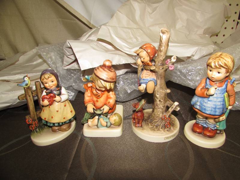 lot 542 image: HUMMEL GOEBEL FIGURINES