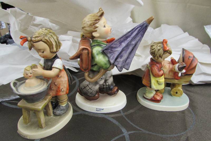 lot 543 image: HUMMEL GOEBEL FIGURINES