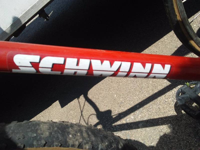 lot 23 image: Schwinn Bikes (2) Boys 5 Speed Enduro 20 in. and Ladies 10 Speed World Sport 26 in.
