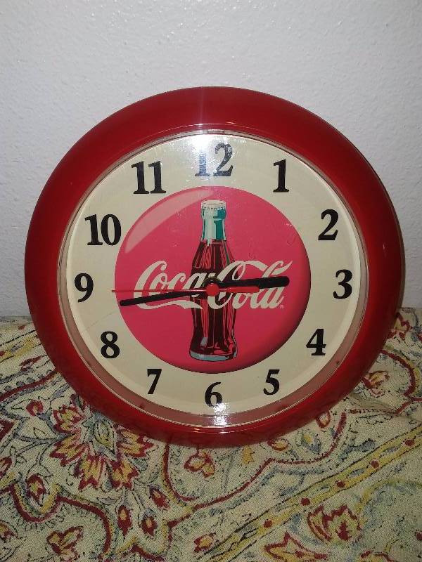 lot 4 image: Coca Cola Clock, Battery Operated