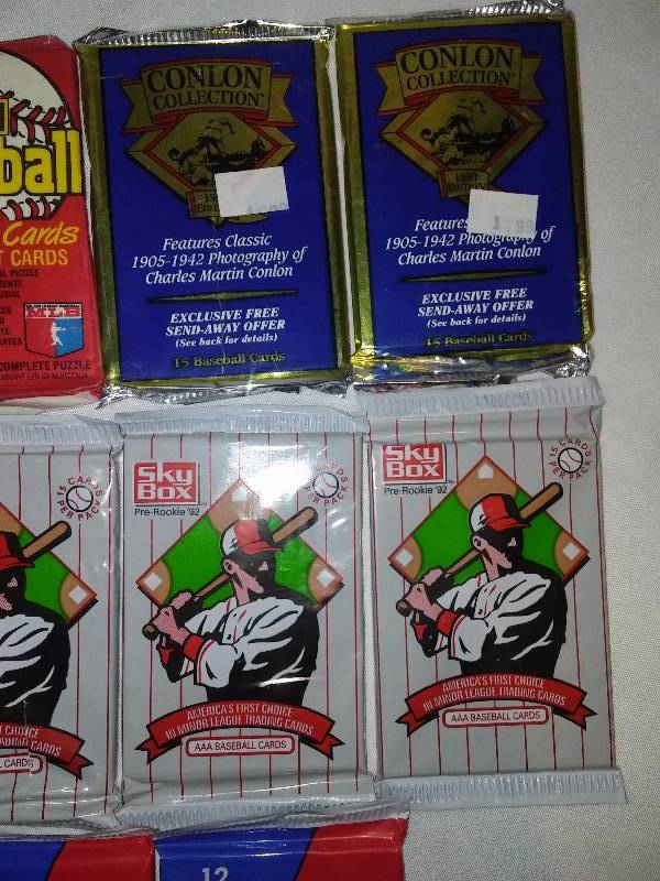 lot 14 image: Baseball Cards (16 pkg.) New in package