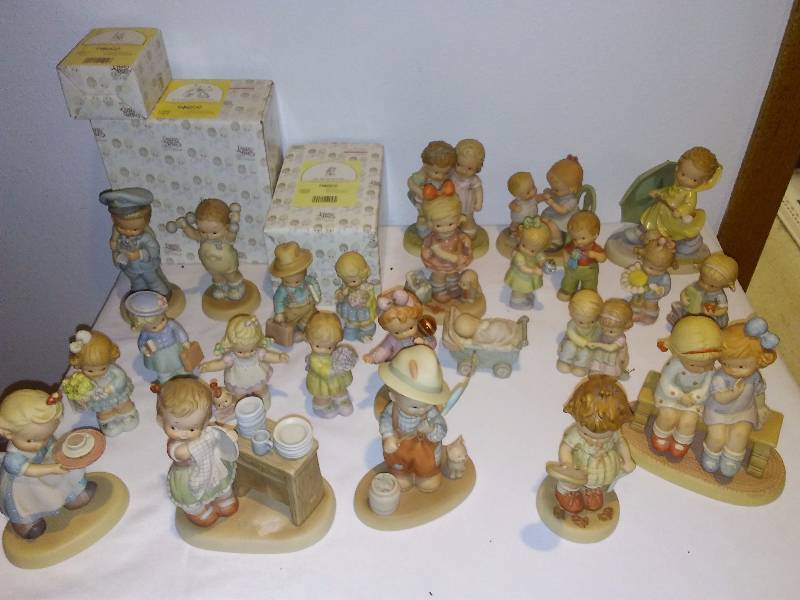 lot 29 image: Collectible Precious Moments Collection, (27 pcs) See Pictures