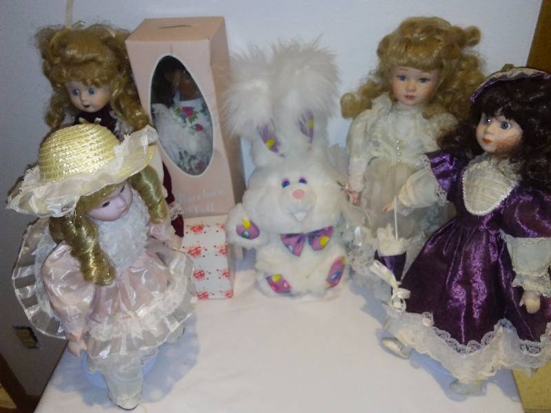 lot 32 image: Vintage Dolls (6)