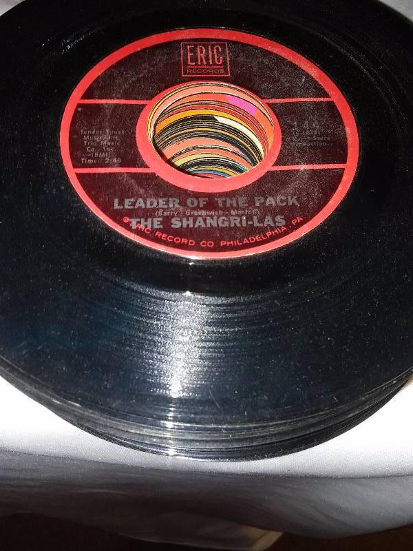 lot 43 image: Eclectic Collection, 45s (approx. 100), Sturdy baskets (2) and bed frame suitable for dolls or pets