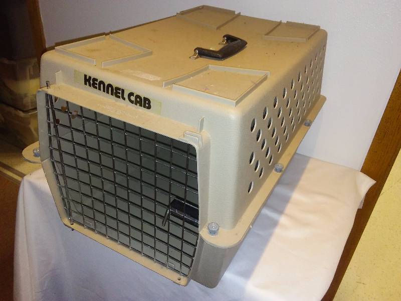 lot 51 image: Pet Kennel  Carry Case, 23 in. L x 13 in. W x 14 in. H