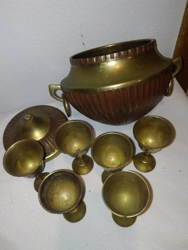 lot 56 image: Vintage Brass from India, 6 mini goblets and pedestal display (need new bolt to attach base)