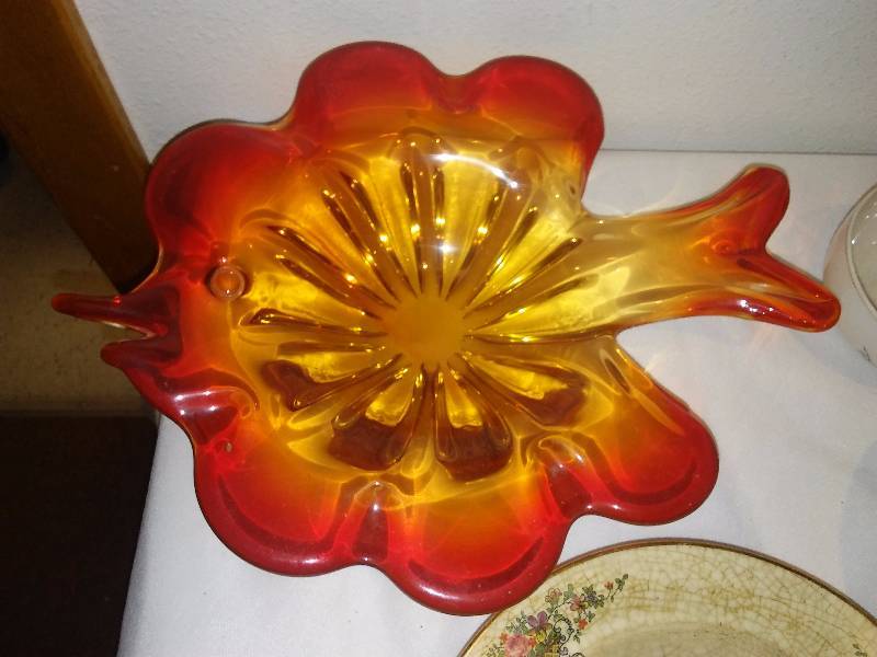 lot 74 image: Vintage Blown Glass Fish Dish, Gridley England