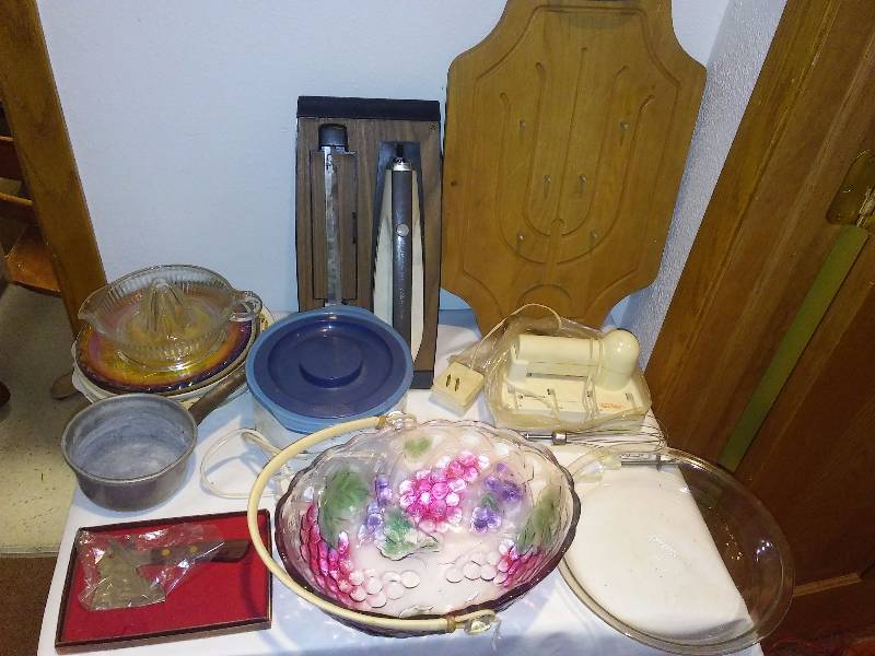 lot 77 image: Kitchen Goodies, Meat Carving Board, Electric Knife, Cheese Hatchet, Glass Juicer and more