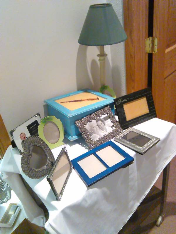 lot 104 image: Cabin Dcor and More, Photo Frames (9), accent lamp, Dcor Box