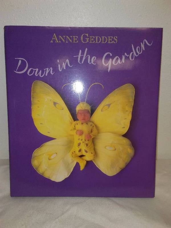 lot 125 image: Anne Geddes Book and Puzzle