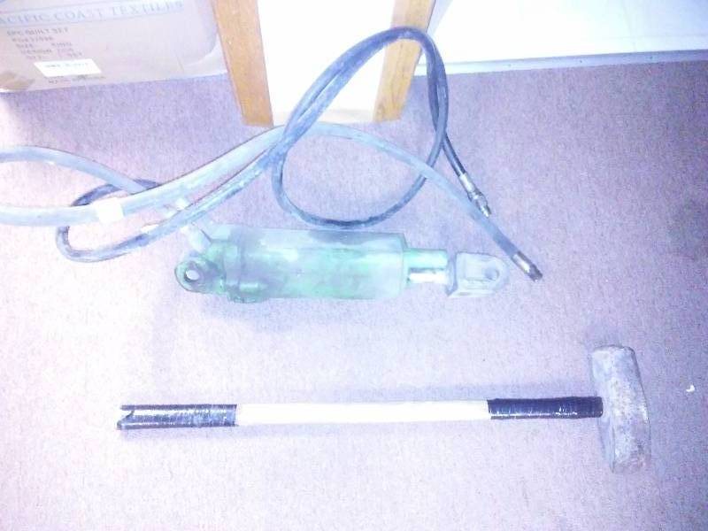 lot 129 image: Hydraulic Cylinder with hoses and 12 pound splitting maul.