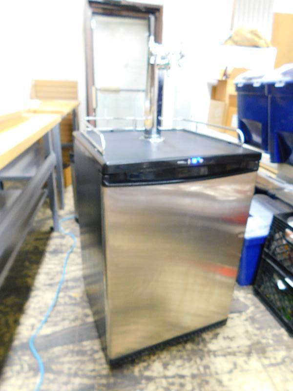 lot 32 image: DANBY BEER KEG COOLER 24 X 24 X 37 TALL