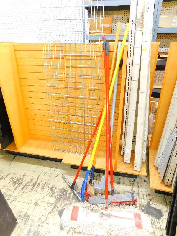 lot 59 image: Misc garage items