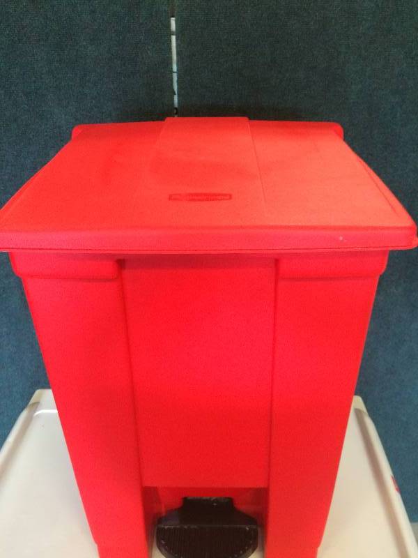 lot 62 image: Heavy Duty Rubbermaid Foot Flip Top Garbage OR Storage Tote - Excellent
