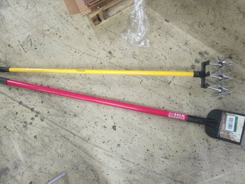 lot 4 image: 1 Ice Scraper & 1 Manual Cultivator...
