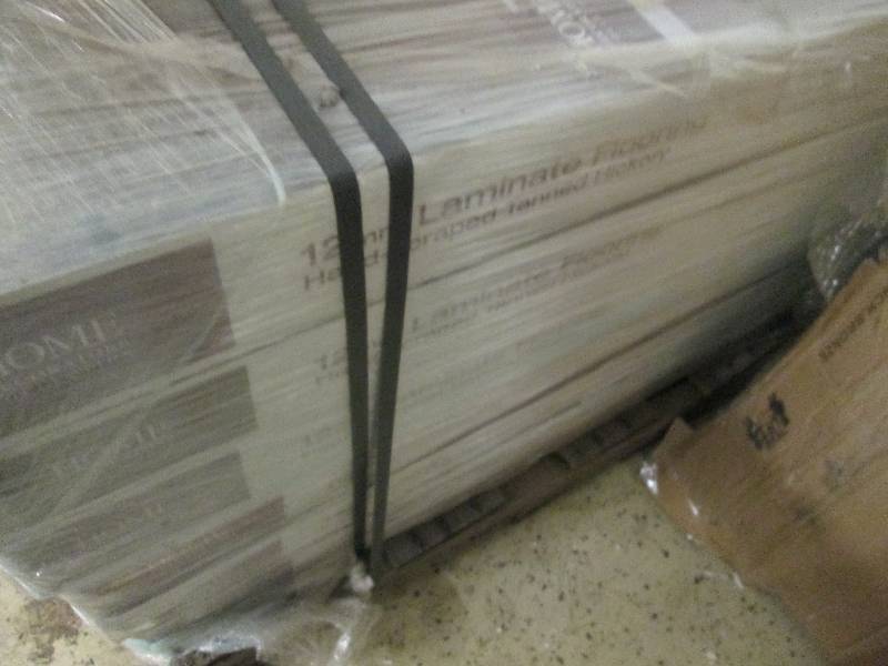 lot 30 image: 12 cases Home Decorators Collection...