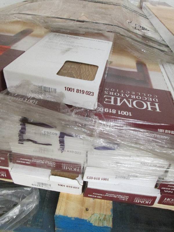 lot 45 image: 11 cases Home Decorators Collection...
