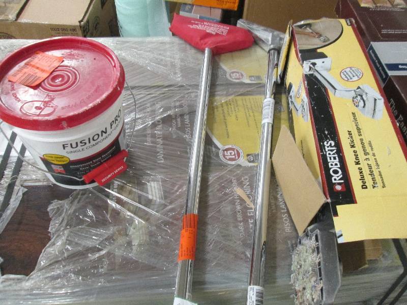 lot 52 image: Lot of 4 Tiling Items, 2 Floor Scr...