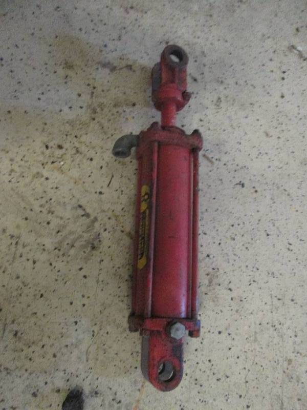 lot 130 image: Red Hydraulic Cylinder...