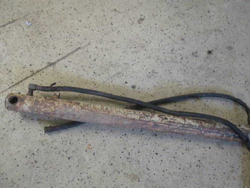 lot 132 image: 4 Ft Hydraulic Cylinder...