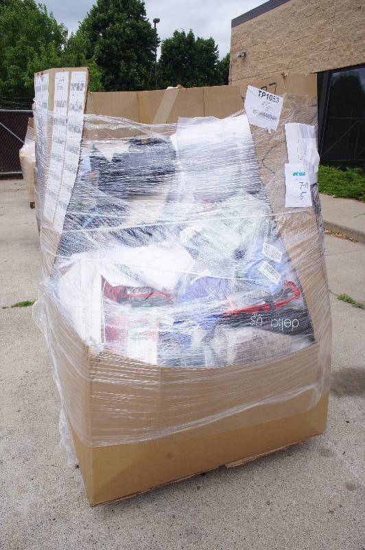 1 MASSIVE PALLET  LOT OF AMAZON GENERAL MERCHANDISE - MOSTLY - CLOTHING - BEDDING - LINENS ITEMS   YOU GET EVERYTHING