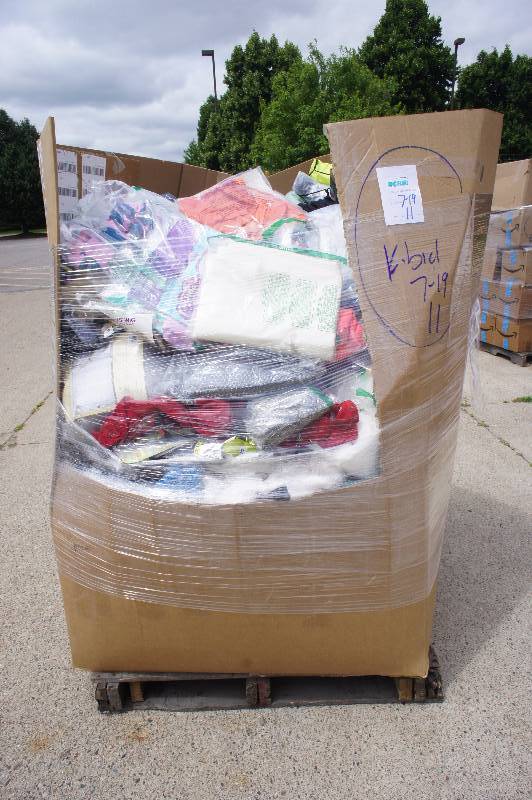 1 MASSIVE PALLET  LOT OF AMAZON GENERAL MERCHANDISE - MOSTLY - CLOTHING - BEDDING - LINENS ITEMS   YOU GET EVERYTHING