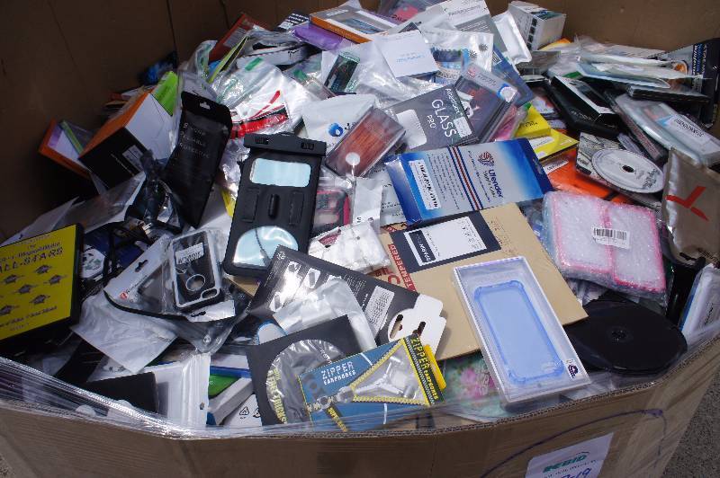 1 MASSIVE PALLET  LOT OF AMAZON GENERAL MERCHANDISE - MOSTLY - SMALL ELECTRONIC RELATED - ACCESSORIES   YOU GET EVERYTHING