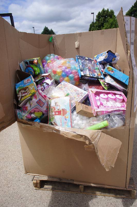 1 MASSIVE PALLET  LOT OF AMAZON GENERAL MERCHANDISE - MOSTLY - TOY RELATED ITEMS