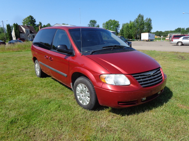 lot 5 image: 2005 Chrysler Town and Country