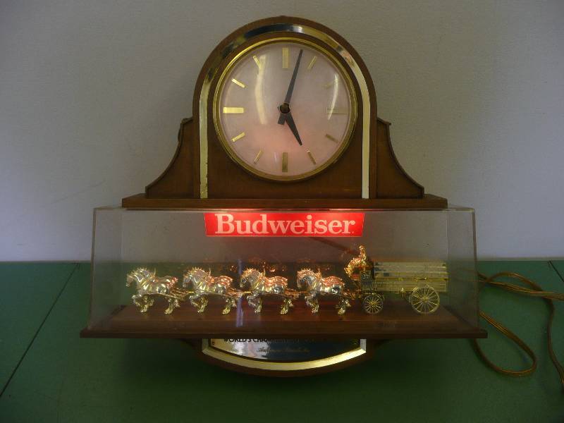 lot 9 image: VINTAGE BUDWEISER BEER CLYDESDALE BAR SIGN CLOCK LIGHT - Works - Approx 18high 18wide - See Pictures