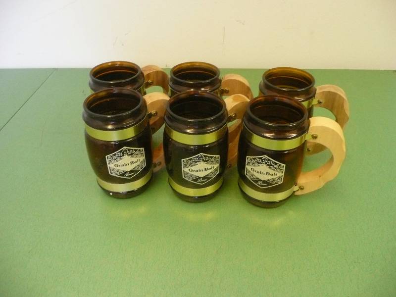 lot 44 image: 6 Vintage Grain Belt Beer Siesta Ware Amber Brown Glass Stein Mug Wood Handle - See Pictures