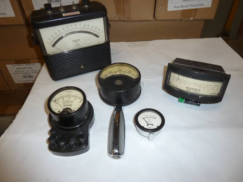 lot 9 image: lot of vintage gauges...