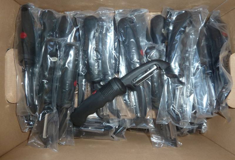 lot 39 image: 20 vegetable peelers...