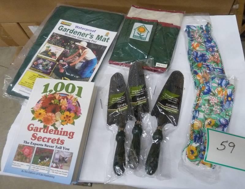 lot 59 image: 2 pairs of garden gloves, 3 garden ...