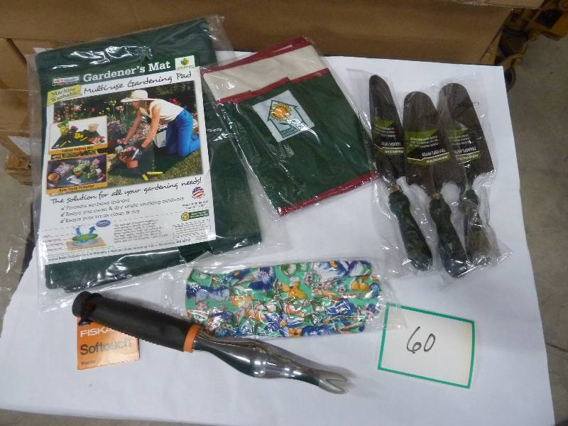 lot 60 image: 1 pair of garden gloves, 3 garden t...