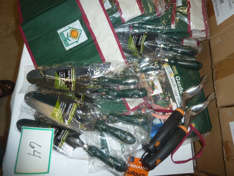 lot 64 image: 15 garden aprons, 2 Fiskars weeders...