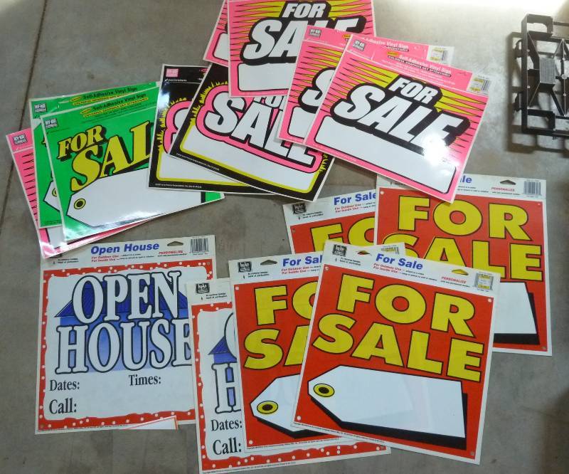 lot 109 image: lot of about 40 plastic Yard Sale s...