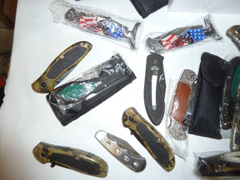 lot 110 image: 18 pocket knives of various kinds...