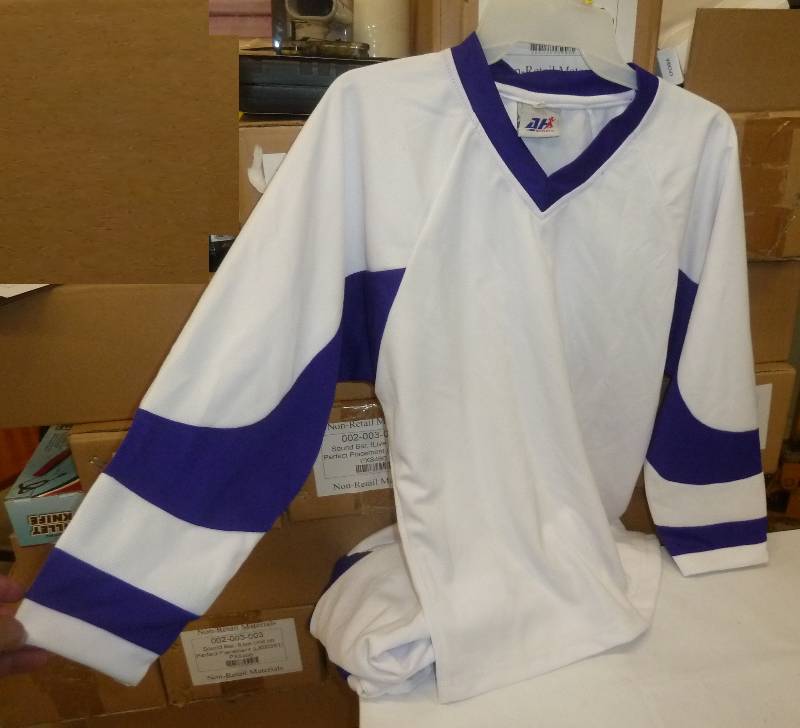 lot 117 image: 2 Youth XL and 3 Youth Med hockey j...