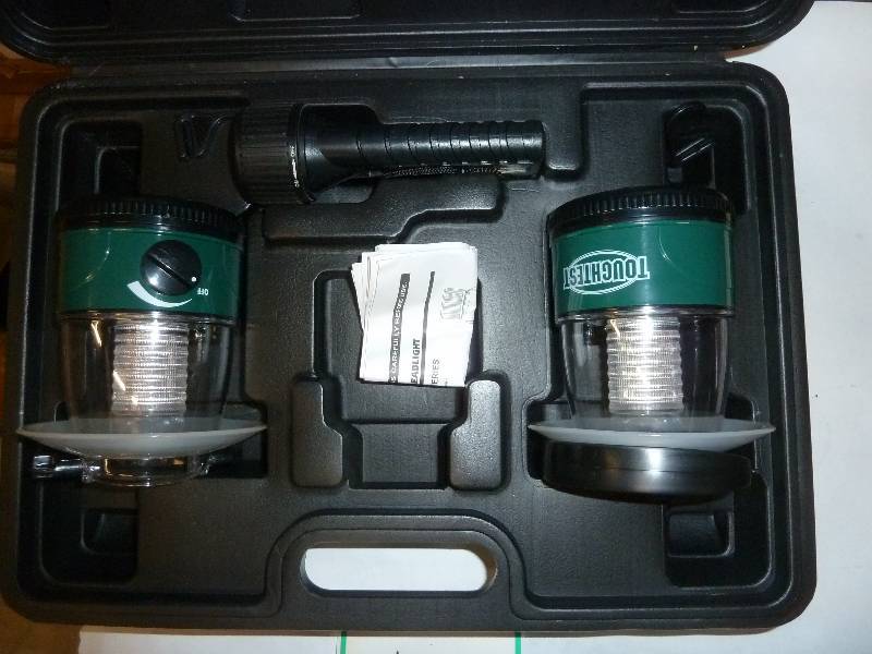lot 122 image: New camping lantern set, battery po...