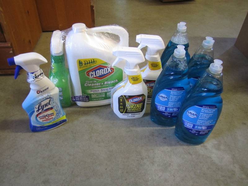 lot 77 image: Lot of misc cleaners. Lysol Clorox ...