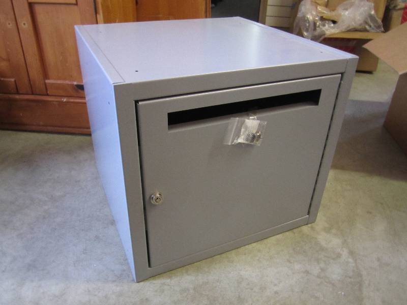 lot 101 image: Large Metal Locking Dropbox. 20x20x...