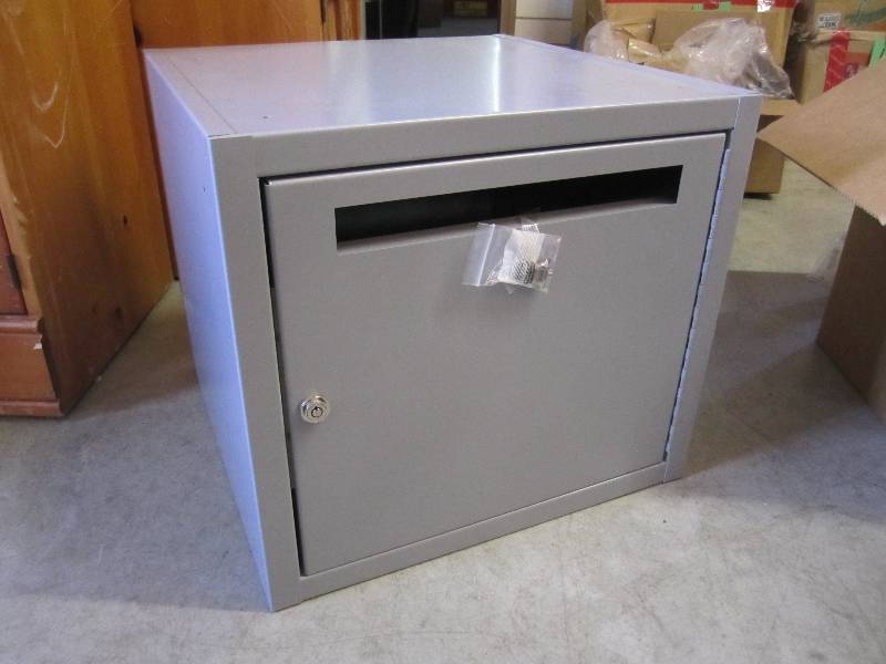 lot 107 image: Large Metal Locking Dropbox. 20x20x...