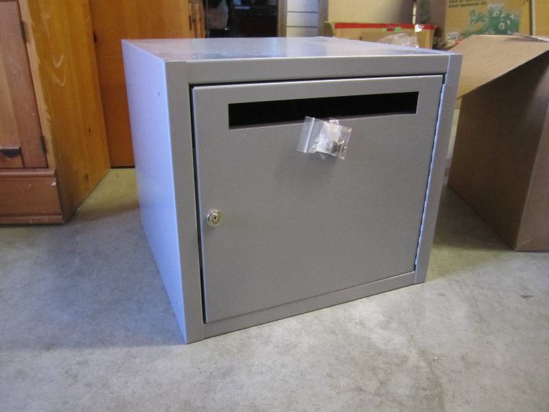 lot 111 image: Large Metal Locking Dropbox. 20x20x...
