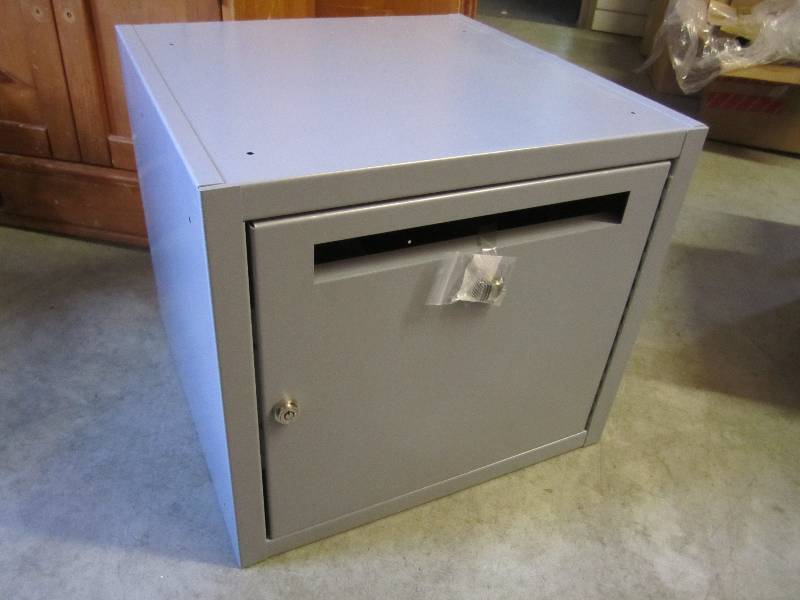 lot 112 image: Large Metal Locking Dropbox. 20x20x...