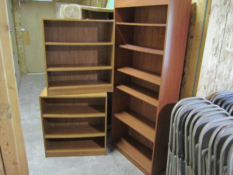 lot 122 image: Lot of 3 wood shelves. Tall one is ...
