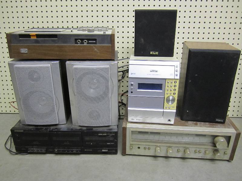 lot 135 image: Lot of stereo components speakers r...