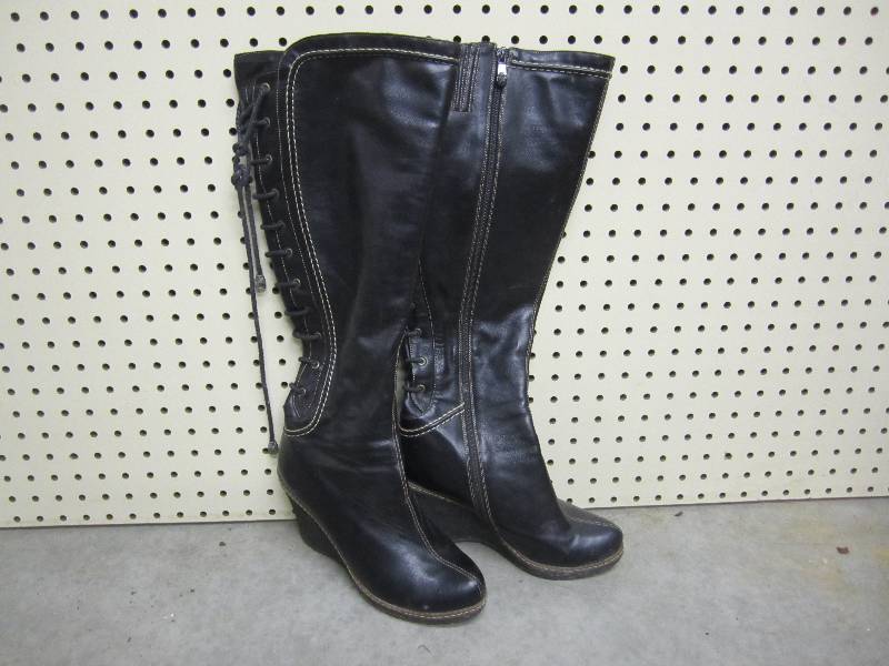 lot 140 image: Pair of ladies knee high boots. Siz...