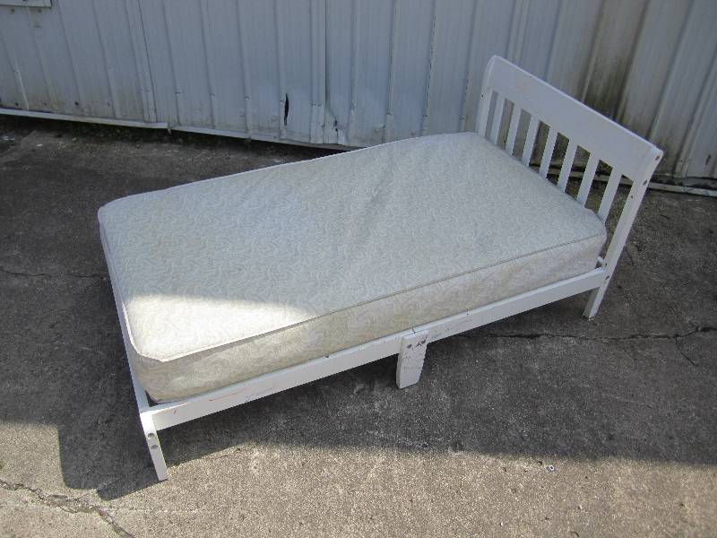 lot 185 image: Small kids size bed. 29 x 53.75...