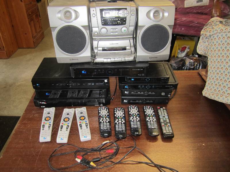 lot 191 image: Lot of misc electronics and remotes...